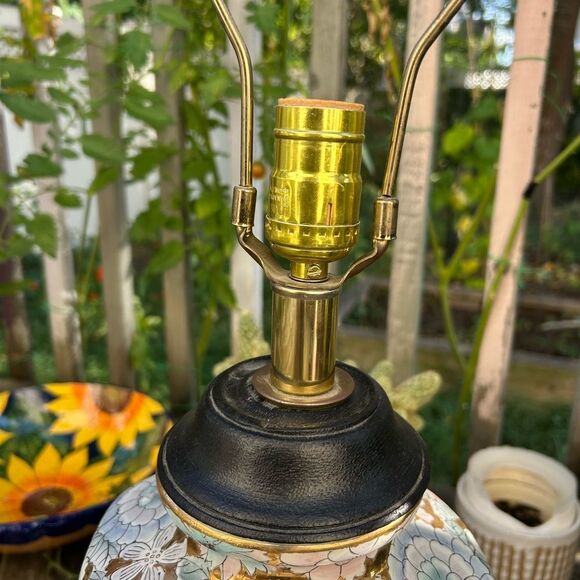 Hand painted floral on gold Asian cloisonne style chinoiserie lamp - Picture 5 of 16